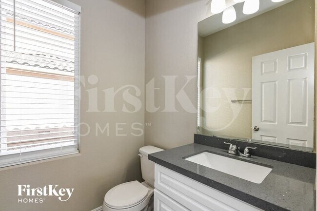 Building Photo - 934 E Shady Charmer Ave