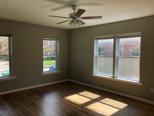 Front Bedroom - 401 W Saulnier St