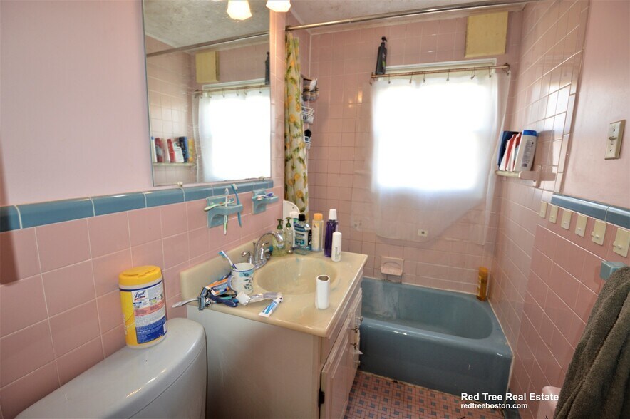 Building Photo - 16-18-18 Caltha Rd