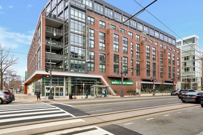 Building Photo - Charming 2-Bedroom Condo in Prime Capitol ...