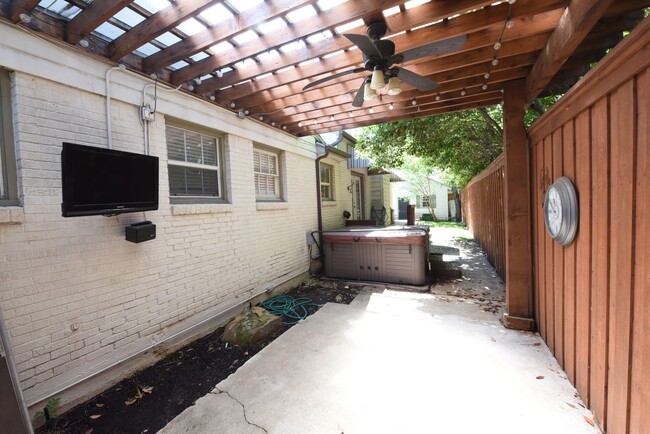 Building Photo - Walk to Inwood Village! Charming 3 bed 3 b...