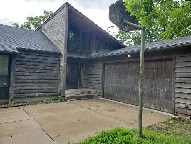 Building Photo - 5125 SE 10th St