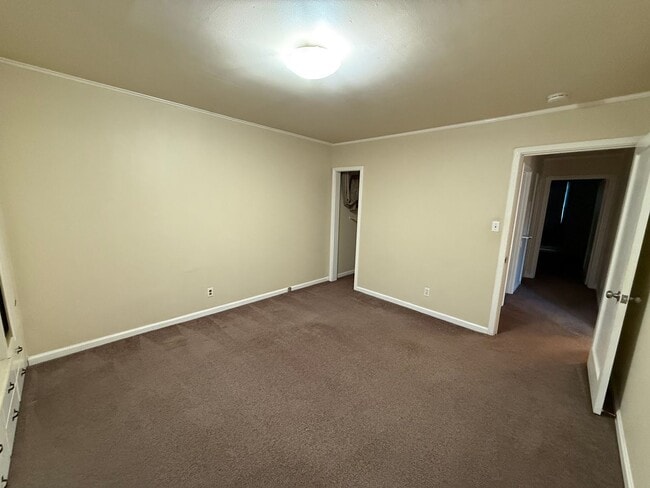 Building Photo - Spacious 2 bed 1 bath available now!