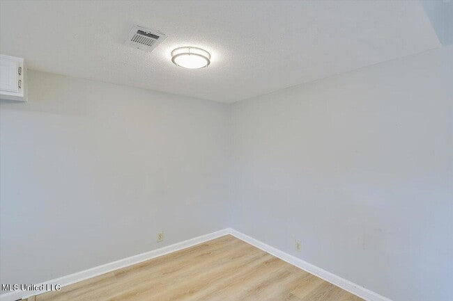 Building Photo - 167 Lakebend Cir