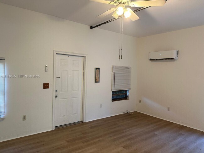 Building Photo - 340 Mendoza Ave