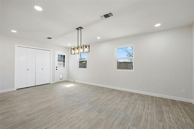 Building Photo - 1400 Bellmar Dr