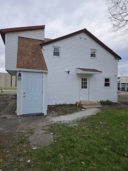 Building Photo - 120 Henry St