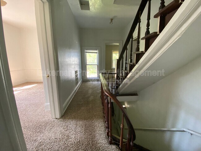 Building Photo - 431 W Vine St