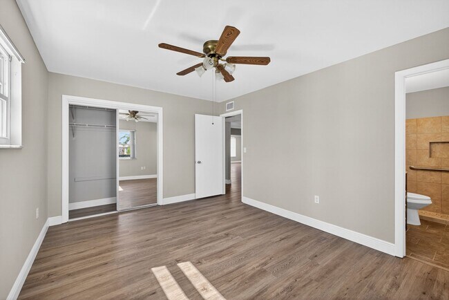 Building Photo - FULLY RENOVATED 2 BEDROOM WITH HUGE BONUS ROOM!