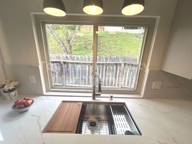 Building Photo - ***FULLY RENOVATED 2 bed / 2 bath / 1,120 sqft Home in 55+ Nob Hill Community - Available NOW***