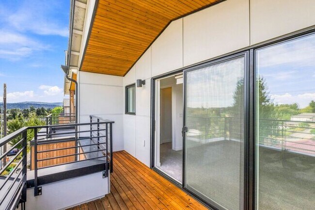 Building Photo - ULTRA-MODERN Air Conditioned Townhome in Beacon Hill (1st Month Free)