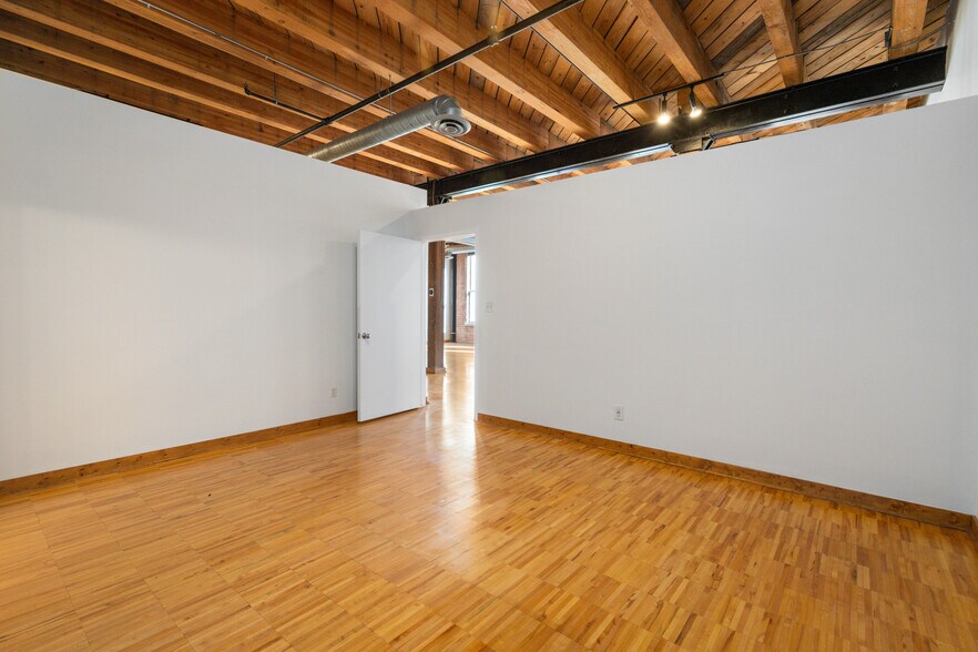 Building Photo - 200 River Place Dr