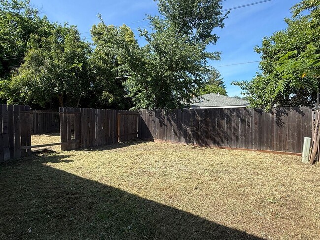 Building Photo - Fully Renovated 2 bed 1 bath !!