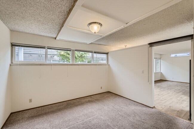 Building Photo - Amazing Open-Concept 1 Bedroom with Skylight in the Heart of Madison Park!