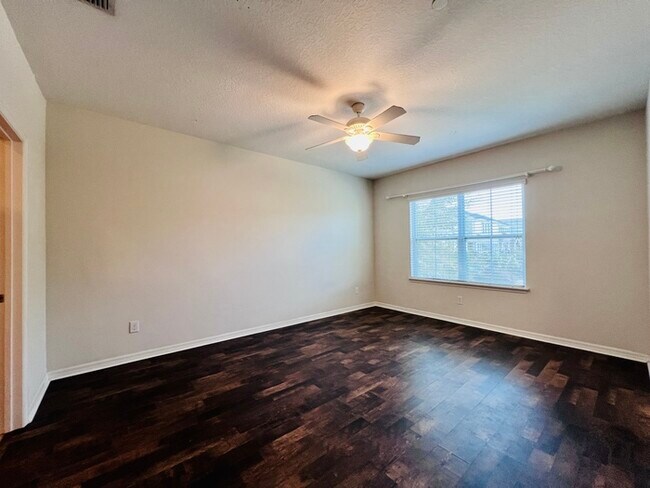 Building Photo - Gorgeous 3 bedroom, 2½ bath, 2 STORY townhome