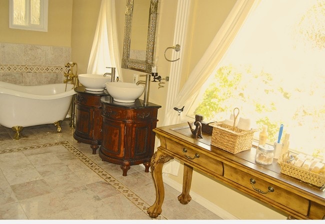 He and she sink - 3916 Carnavon Way