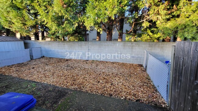 Building Photo - 2025-75MF