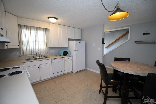 Building Photo - 950 Coronado Dr