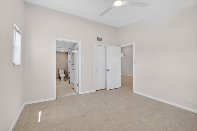 Building Photo - 6649 Somerset Dr