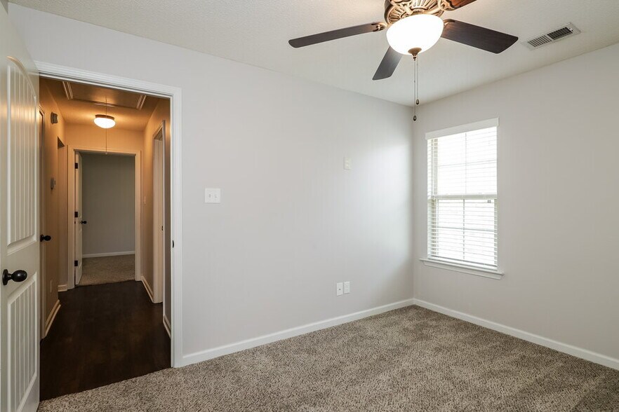 Building Photo - 1074 Darren Cir E