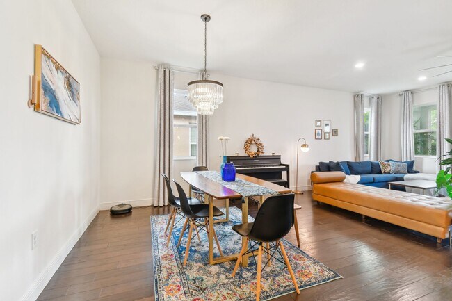 Building Photo - Spacious 4 Bed, 2 Bath Single Family Home ...