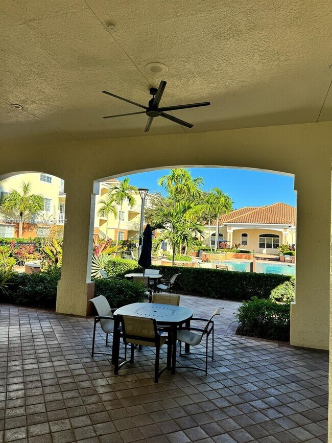 Building Photo - 9825 Baywinds Blvd
