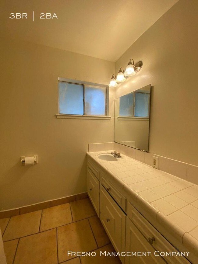 Building Photo - 1115 W Simpson Ave