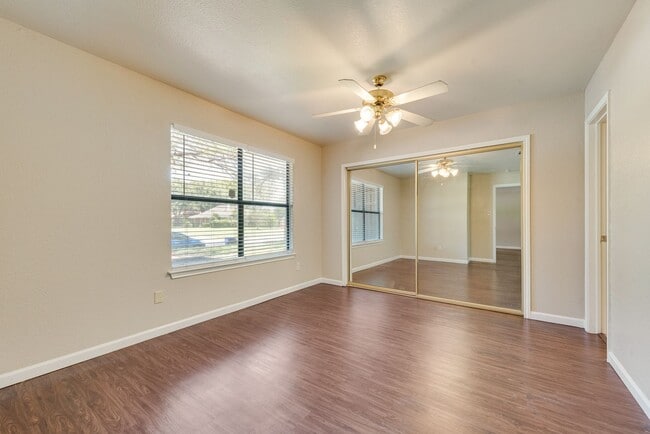 Building Photo - 208 E Denton Dr