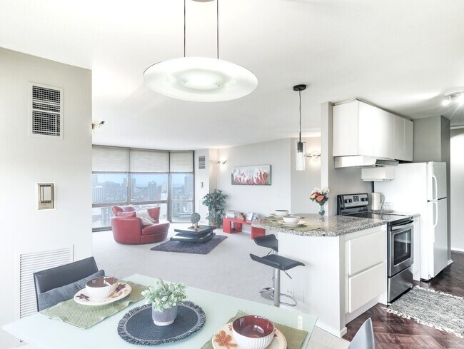 Building Photo - 2650 N Lakeview Ave