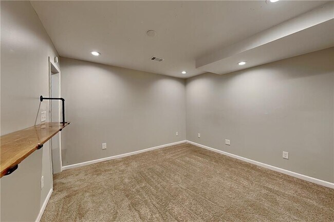 Building Photo - 1717 Victoria Way NW