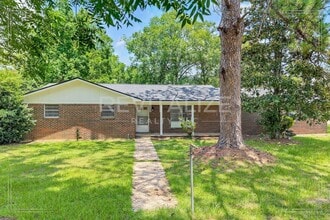 Building Photo - Stunning 4 BD / 2 BA in Bay Minette