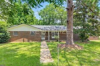 Building Photo - Fully Renovated 4 Bed / 2 Bath in Bay Mine...
