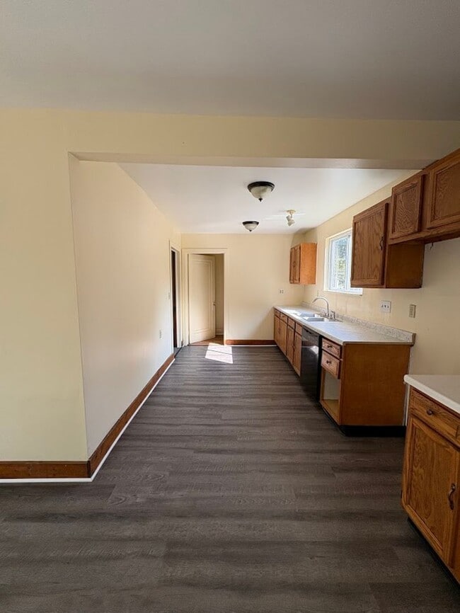 Building Photo - Three bedroom one bathroom home for rent
