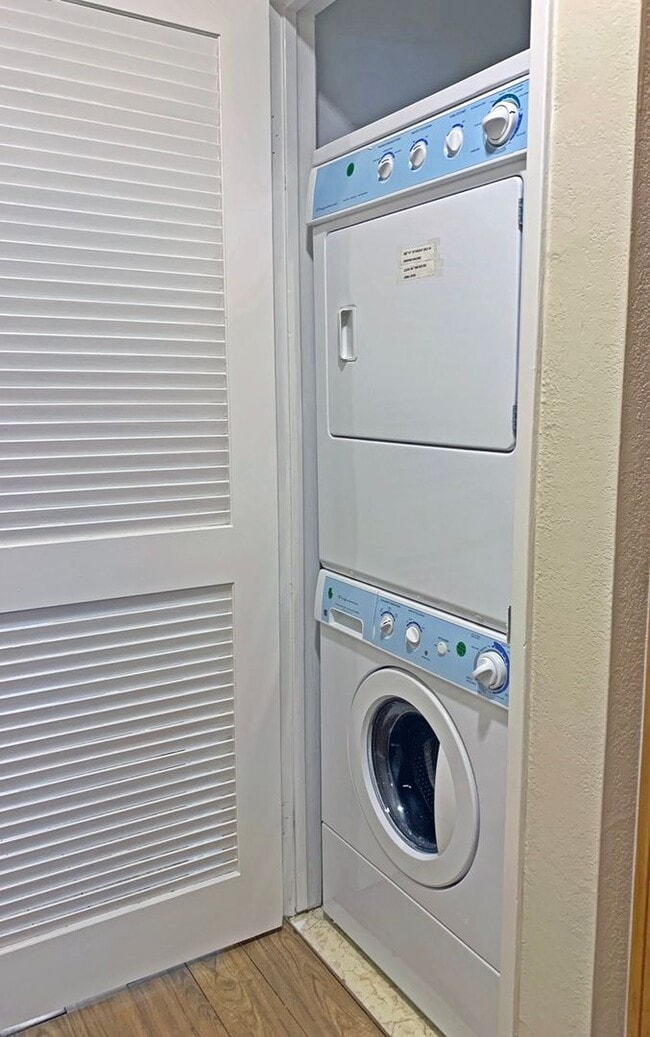 Building Photo - Beautifully Updated 2 Bedroom, 2 Bathroom ...