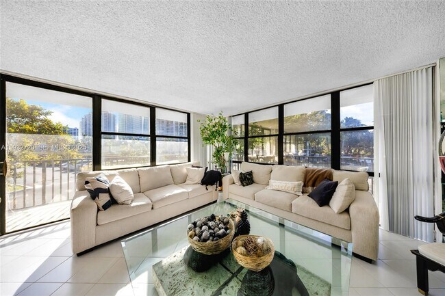 Building Photo - 800 Parkview Dr