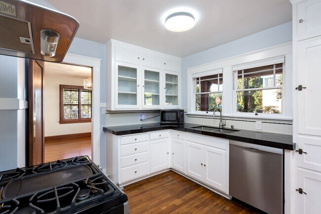 Building Photo - Charming Spanish in Kensington