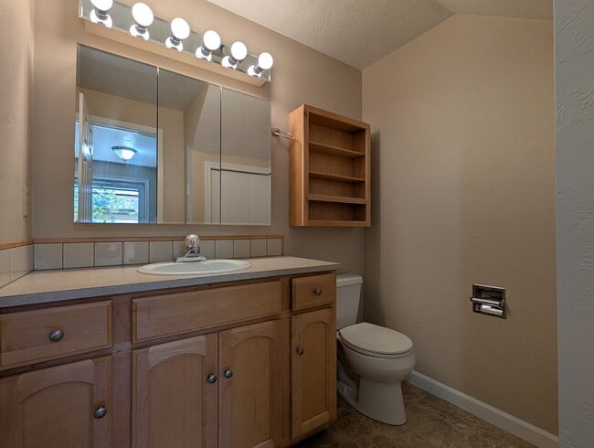Building Photo - Nice 2 bed/1.5 bath condo in West Eugene