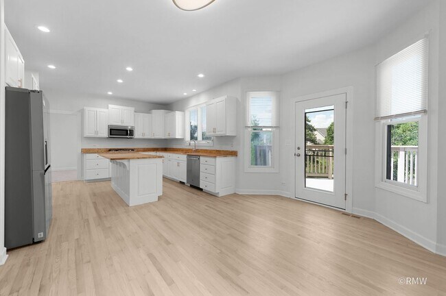 Building Photo - 770 Cole Dr