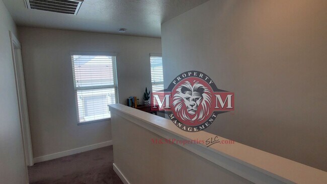 Building Photo - Great 3 Bd 2 Ba Townhome 2 Car Garage