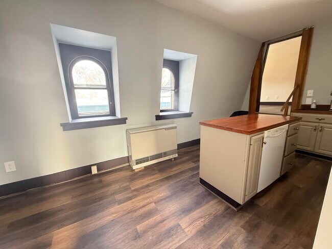 Building Photo - 79 Pine St