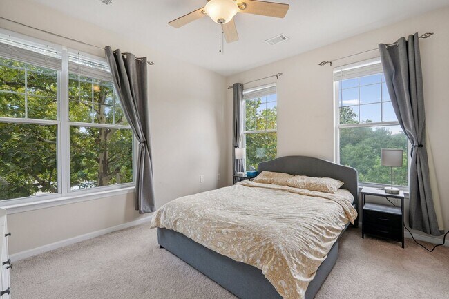 Building Photo - Stylish 3-Level Condo with Garage in Prime...
