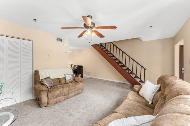 Building Photo - 7814 Shadowood Dr