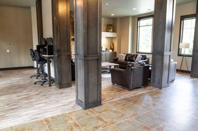 Building Photo - Now Leasing: Spacious 3 Bed, 2.5 Bath Town...