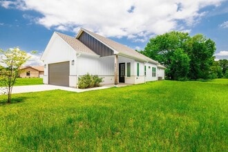 Building Photo - 68 Fairway Dr