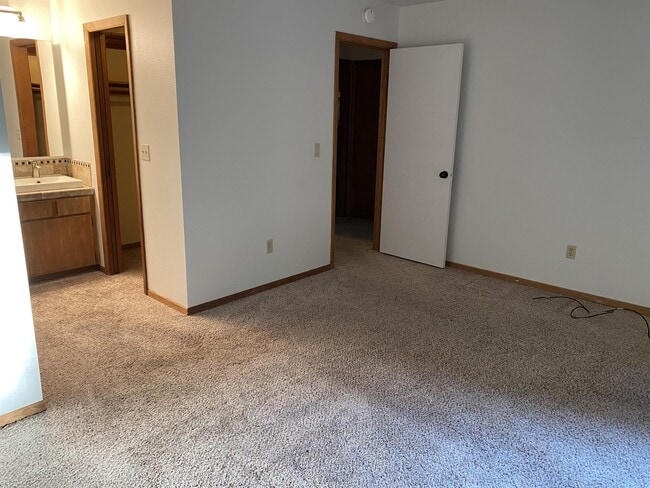 Building Photo - 2558 Troy Ct