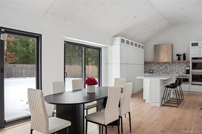 Building Photo - 10 Hampton St