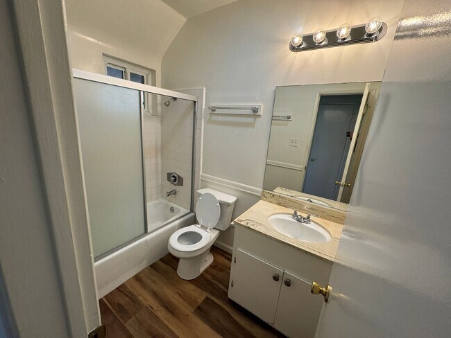 Building Photo - 1073R