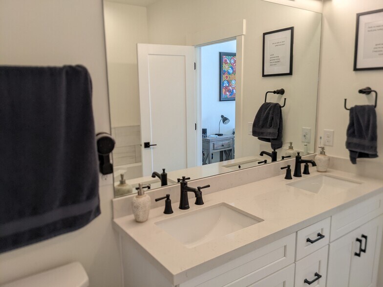 Master bathroom - 3360 S Amara Plz