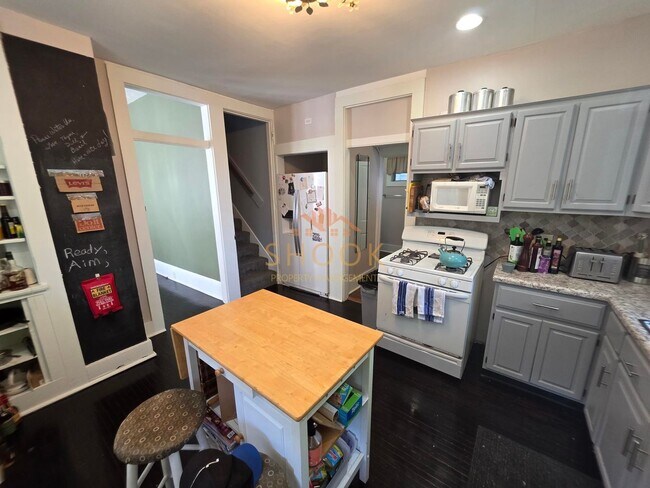 Building Photo - LARGE 4 BR HOME CLOSE TO DOWNTOWN W/ LOTS OF AMENITIES