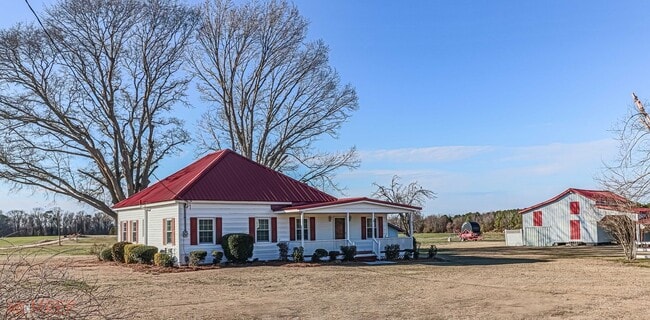 Building Photo - RENOVATED FARMHOUSE in Mt. Olive!